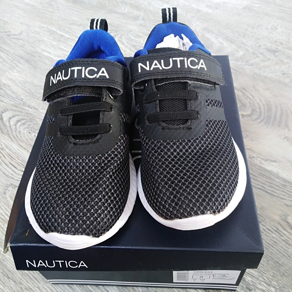 New Nautica boy's shoes size 9